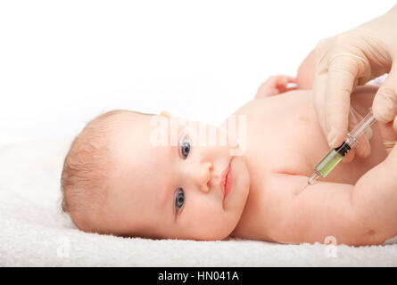Close-up shot di pediatra dando a tre mesi di baby girl iniezione intramuscolare di un vaccino nel braccio Foto Stock