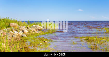 Riva del lago Peipsi nell Est dell'Estonia. Chudskoye è grande lago d'acqua dolce con una ricca storia, dove si sono verificati famosa battaglia di ghiaccio. Grande pietra in granito Foto Stock