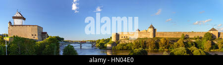 Narva Herman castle e Ivangorod fortress stand sulle rive del fiume Narva. Fortificazioni Medievali Estonian-Russian sul confine di stato. Hermanni linnus, E Foto Stock