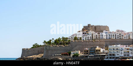 PENISCOLA, Spagna - 27 luglio 2016: Peniscola è un porto fortificato con un faro e un castello che fu costruita dai Cavalieri Templari nel 1307. Foto Stock