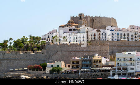 PENISCOLA, Spagna - 27 luglio 2016: Peniscola è un porto fortificato con un faro e un castello che fu costruita dai Cavalieri Templari nel 1307. Foto Stock