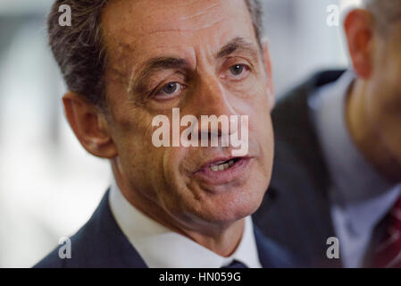 Buenos Aires, Argentina - 6 Maggio 2016: il francese ex presidente e capo della Francia Les Republicains partito Nicolas Sarkozy durante una visita alle forme Foto Stock