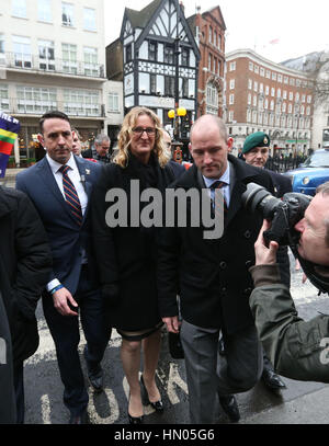 Claire Blackman, la moglie di Alexander Blackman, arriva alla High Court di Londra centrale dove la Royal Marine sergente, servire la vita dopo essere stato trovato colpevole di omicidio di un ferito combattente afghano nella provincia di Helmand in 2011, è impegnativa la sua convinzione. Foto Stock