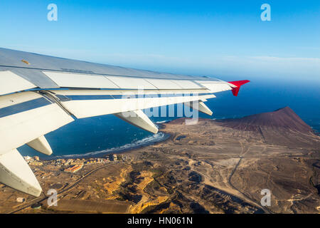 Aeroplano che vola sopra beach sea blue island - Concetto di viaggio Foto Stock