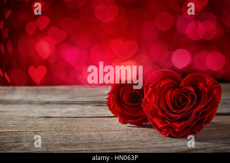 Forma di cuore di rose sul tavolo di legno,sfondo di San Valentino Foto Stock