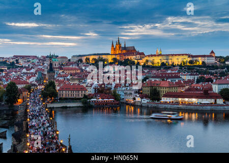 Ponte Carlo (Karluv Most) Praga è più noto monumento, collega la Città Vecchia (Staré Mesto) con il Piccolo Quartiere Foto Stock