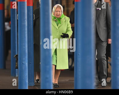 Queen Elizabeth II passeggiate lungo la piattaforma a King's Lynn stazione ferroviaria in Norfolk, come lei ritorna a Londra dopo aver trascorso il periodo di Natale al Sandringham House in North Norfolk. Foto Stock