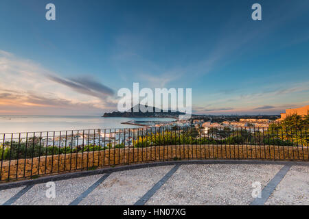Vista panoramica sul villaggio Altea in Costa Blanca, Spagna al crepuscolo Foto Stock