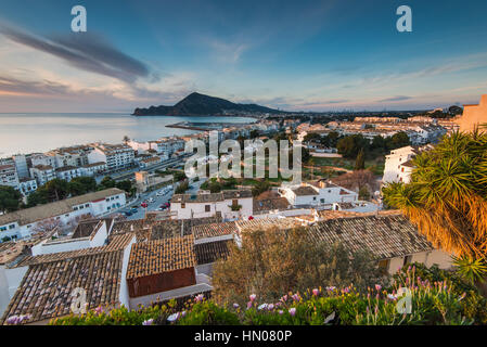 Vista panoramica sul villaggio Altea in Costa Blanca, Spagna presso sunrise Foto Stock