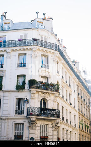 Facciata di un edificio tipico di Parigi, Francia, con balconi in stile tradizionale. Foto Stock