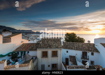 Vista panoramica sul villaggio Altea in Costa Blanca, Spagna presso sunrise Foto Stock