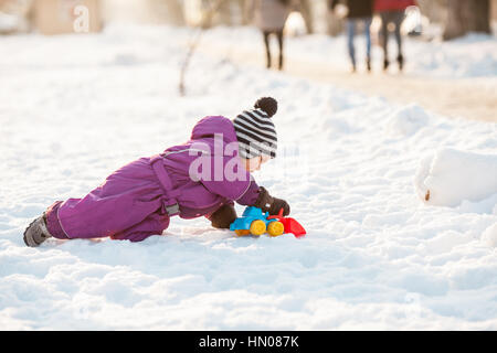 I bambini giocano sulla neve Foto Stock