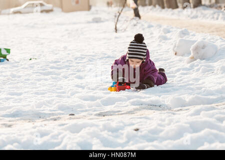 I bambini giocano sulla neve Foto Stock