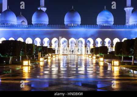 Sheikh Zayed grande moschea illuminata di notte. Abu Dhabi, Emirati Arabi Uniti, Medio Oriente Foto Stock