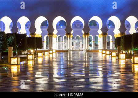 Sheikh Zayed grande moschea illuminata di notte. Abu Dhabi, Emirati Arabi Uniti, Medio Oriente Foto Stock