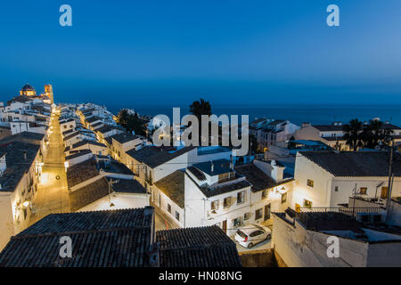 Vista panoramica sul villaggio Altea in Costa Blanca, Spagna al crepuscolo Foto Stock