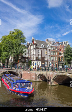 Cruiseboat turistico nei canali del centro storico di Amsterdam, Olanda Foto Stock