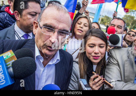 Il negoziatore capo del governo Humberto de la Calle arriva a Bogotà Foto Stock