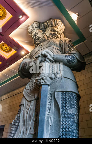 Uno dei quattro re celeste alla Chung-tai Chan Monastero a Taiwan. Foto Stock