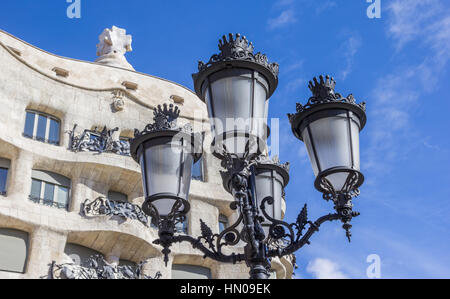 Lantern davanti Casa Mila a Barcellona, Spagna Foto Stock