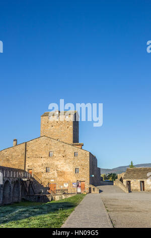 Cortile del castello medievale in Ainsa, Sain Foto Stock