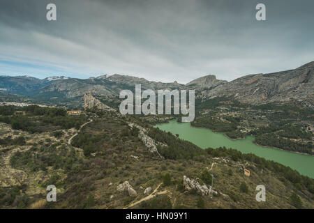 Vista dal castello di Guadalest su valle in Spagna, provincia di Alicante Foto Stock