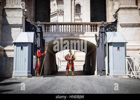 Due guardie svizzere in servizio presso il Vaticano a Roma, Italia. Foto Stock