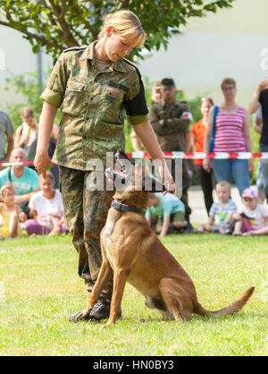 BURG / GERMANIA - Giugno 25, 2016: tedesco della polizia militare sheepdog siede dal suo proprietario su open day in barrack burg / Germania a giugno 25, 2016 Foto Stock