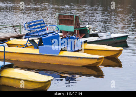 Vecchio lungomare giallo catamarani ormeggiato sul lago ancora in Russia Foto Stock