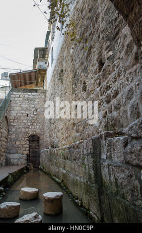 Storico del pool di Siloe a Gerusalemme , strada erodiano , Israele . Foto Stock