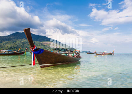 Un basso angolo di visione di un tradizionale lunga coda su una spiaggia in Koh Lipe isola nel mare delle Andamane nel sud della Thailandia nel sud-est asiatico. Foto Stock