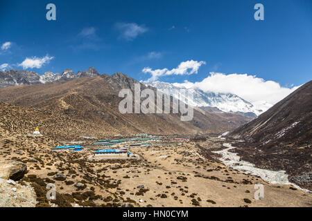 Villaggio Dingboche, costituito da sole case e traveler lodges (chiamato case da tè) sulla strada per il campo base Everest in Himalaya in Nepal. Nu Foto Stock