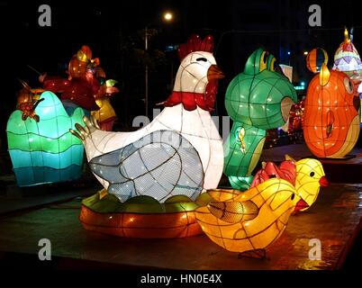 KAOHSIUNG, Taiwan -- Febbraio 3, 2017: lanterna colorata per celebrare l anno cinese del gallo sono sul display lungo le rive del fiume dell'amore Foto Stock