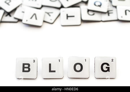 La parola Blog creato da alfabeto piazze sagomato o piastrelle scrabble isolato su un fondo bianco per un social media blogger o Internet blogging. Foto Stock
