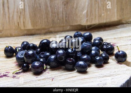 Frutti di bosco. Bacche naturali. Bacche di utili. Il mirtillo mirtilli sfondo di legno Foto Stock