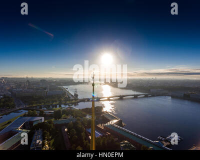 La Russia, San Pietroburgo, 05 Settembre 2016: Veduta aerea della fortezza di Pietro e Paolo a sunrise, guglia con angelo in cielo arancione, golden spike, Foto Stock