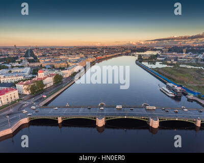 La Russia, San Pietroburgo, 05 Settembre 2016: vista aerea del ponte Birzhevoy risorgendo, cattedrale del principe Vladimirsky, embankment Mytninskaya, L Foto Stock