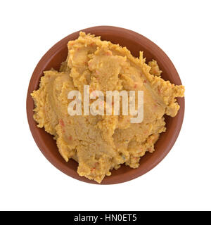 Vista dall'alto di una piccola ciotola di hummus salsa di carciofi e isolato su uno sfondo bianco. Foto Stock