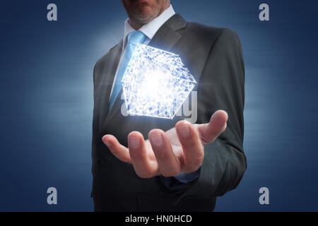 Imprenditore che mostra la sua mano vuoto contro il bollino blu Foto Stock