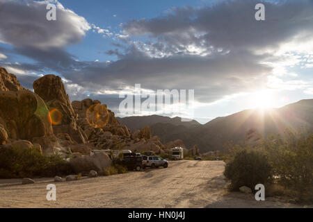 Il sole sorge sulle montagne in Indian Cove Campeggio a Joshua Tree National Park. Foto Stock