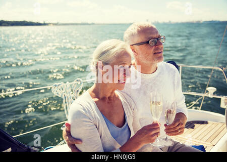 Coppia senior di bere champagne su barche a vela Foto Stock