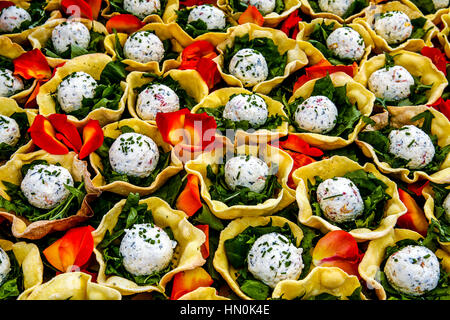 Emilia Romagna, tour guidato Casola Valsenio dimostrazione Erbe in Fiore: Cestino di pasta brisa con idrocarburi aromatici piccola sfera al colle di formaggio in insalata mista di erbe e fiori Foto Stock