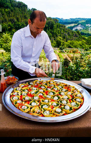 Emilia Romagna, tour guidato Casola Valsenio dimostrazione Erbe in Fiore: Cestino di pasta brisa con idrocarburi aromatici piccola sfera al colle di formaggio in insalata mista di erbe e fiori Foto Stock