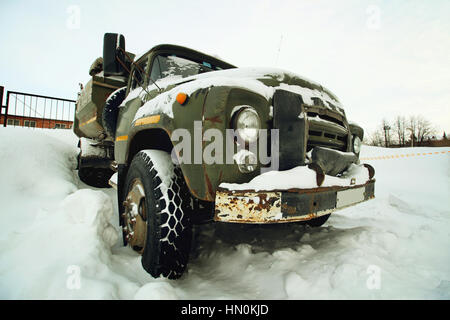 Abbandonato il vecchio carrello arrugginito in inverno Foto Stock