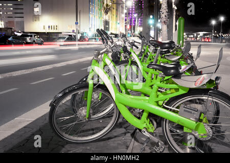 Biciclette verde parcheggiato di notte - strade di città - Tel Aviv, Israele Foto Stock