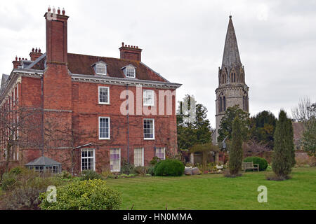 Welford Park House e la guglia di san Gregorio chiesa, vicino a Newbury, Inghilterra Foto Stock