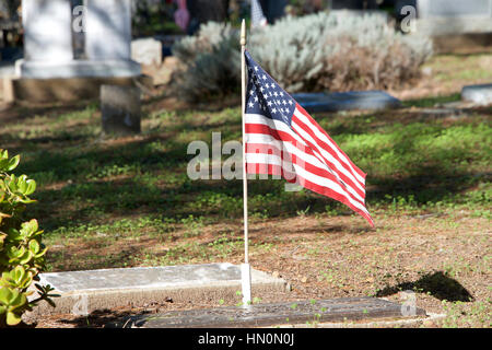 Bandiera americana collocati presso la tomba del soldato in memoria e onore di servizio al nostro paese Foto Stock