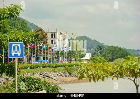 Frank Gehry, architetto famoso nel mondo il più noto per il Guggenhiem innovativo museo in Spagna, ha progettato un nuovo museo della biodiversità a Panama. Th Foto Stock