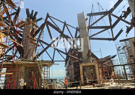 Frank Gehry, architetto famoso nel mondo il più noto per il Guggenhiem innovativo museo in Spagna, ha progettato un nuovo museo della biodiversità a Panama. Th Foto Stock