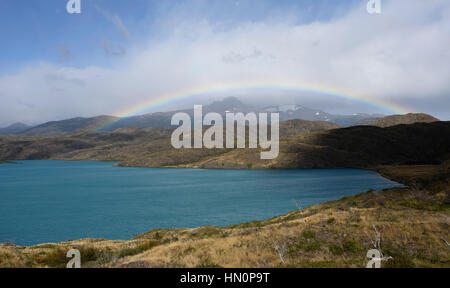 Un arcobaleno su lago Pehoe nel Parco Nazionale di Torres del Paine Cile. Foto Stock